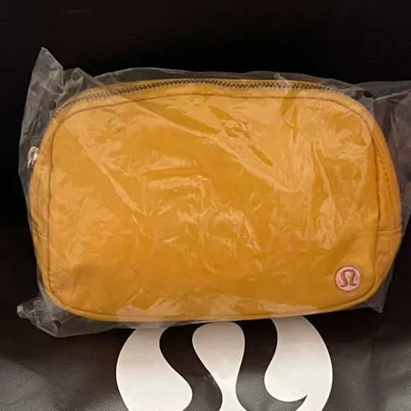 NWT Lululemon athletica Everywhere Belt Bag - Mustard coloured - Picture 10 of 10